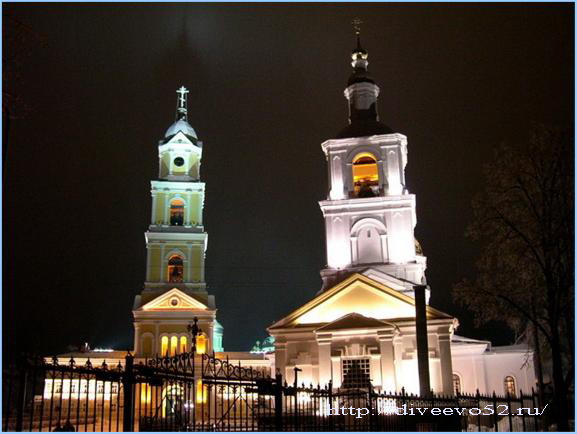 Дивеево: колокольня Дивеевского монастыря и колокольня Казанского собора ночью