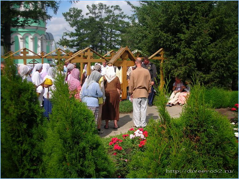 Дивеевский монастырь: паломники у могилы иеромонаха Владимира (Шикина)