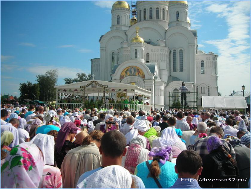 Дивеевский монастырь, Соборная площадь: праздничные торжества в честь преподобного Серафима Саровского